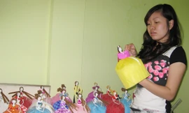 Thùy Dương giới thiệu sản phẩm của mình. Ảnh: Lưu Trinh