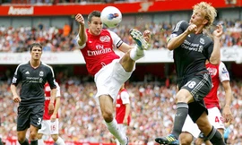 Robin van Persie (giữa) trước sự truy cản của Dirk Kuyt (Liverpool) ở lượt đi.