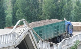 Phạt lái xe tải 24,4 triệu USD vì làm gẫy cầu