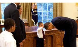 Tấm ảnh được treo suốt 3 năm trong Nhà Trắng. Ảnh: Pete Souza/The White House