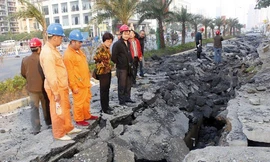 Vụ nổ đường ống dẫn khí gas làm bật tung cả đường phố