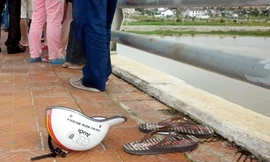 Thiếu úy công an nhảy cầu tự tử, người yêu thoát chết