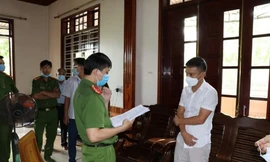 Công an tỉnh Quảng Bình đọc quyết định tạm giữ hình sự các đối tượng liên quan vụ cá độ bóng đá với số tiền lên đến hàng chục tỷ đồng (Ảnh do Công an cung cấp).