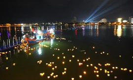 Lung linh hoa đăng nơi bến cảng từng là ‘toạ độ lửa’ trên dòng Nhật Lệ 