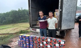 Bắt quả tang 2 thanh niên vận chuyển hơn 100kg pháo