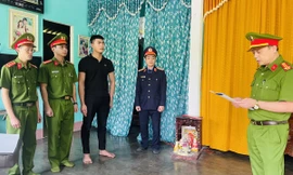Thu tiền không nộp về công ty, nam nhân viên bị khởi tố