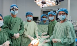 Ê kíp mổ của bệnh viện 