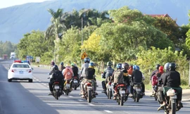 Lực lượng CSGT Công an tỉnh Quảng Bình dẫn đường đưa người dân lao động các tỉnh phía Nam trở về quê bằng xe máy khi đi qua địa phận tỉnh Quảng Bình.