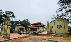 Yêu cầu hủy quyết định của xã 'qua mặt' tỉnh cho xây đền