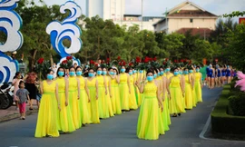 Lễ diễu hành đường phố là một trong những hoạt động của Tuần Văn hoá - Du lịch Tp. Đồng Hới Quảng Bình (Ảnh Nguyễn Chiến).