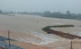 Mưa lũ tại miền Trung diễn biến phức tạp: Vỡ đê quai đập thủy lợi ở Quảng Bình