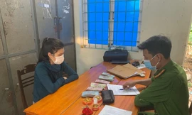 Công an điều tra lấy lời khai của đối tượng Hoàng Thị Hằng