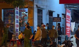 Lực lượng chức năng triển khai phong toả ngõ 33 đường Hoàng Diệu, Nam Lý, Tp. Đồng Hới.