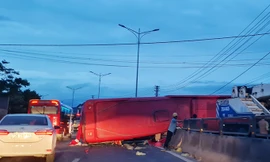Nhiều người bị thương, hoảng loạn khi xe khách chở 30 người lật ngang trên quốc lộ 1A