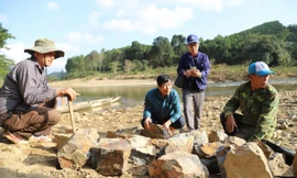 Tính chuyện khai thác mỏ ngọc bích ở Quảng Bình 