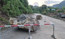 Lở núi đá trên đường Hồ Chí Minh nhánh Tây, uy hiếp nhà dân và người đi đường 