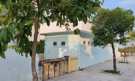 Đoạn tường rào mà kẻ biến thái trèo qua để vào sàm sở nữ sinh