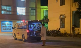 Ngành y tế đưa người liên quan Covid-19 đi điều trị, cách ly tập trung.