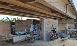 Xây dựng kiên cố khu vực để thức ăn dưới gầm cầu Sông Lũy