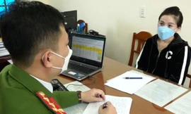 Lực lượng CA lấy lời khai của các đối tượng cho vay nặng lãi