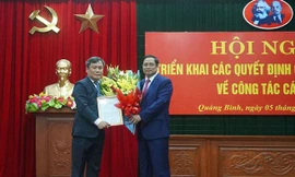 Trưởng Ban Tổ chức TƯ trao quyết định và tặng hoa tân Bí thư Tỉnh ủy Quảng Bình Vũ Đại Thắng