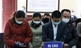 Các bị cáo cúi đầu nhận tội tại phiên tòa xét xử.