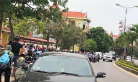 Hàng trăm học sinh đứng tràn xuống lòng đường trong khi chờ mở cổng trường