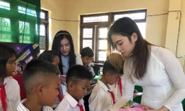 Dàn Người đẹp Du lịch tặng quà học sinh dân tộc Bru-Vân Kiều 