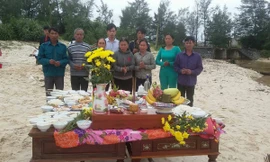 Con cháu cụ Nhỏ cúng các liệt sĩ Gạc Ma