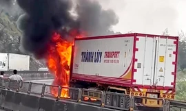 Xe tải cháy như đuốc trên đèo, quốc lộ 1A ách tắc nhiều giờ đồng hồ 