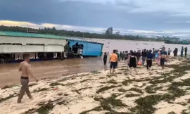 Nước lũ cuốn 1 nhà hàng nổi ra biển Nhật Lệ 