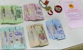 Tang vật vụ án của các đối tượng bị cơ quan công an bắt giữ.