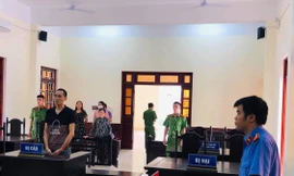 Phạm Đình Luận trước vành móng ngựa