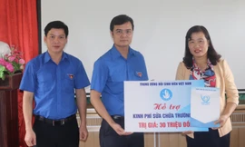 TƯ Đoàn thăm, tặng quà học sinh, sinh viên và người dân vùng lũ