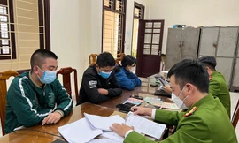 Các đối tượng tổ chức đánh bạc được cơ quan Công an Tp. Đồng Hới lấy lời khai