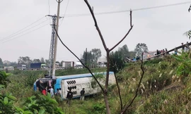 Xe khách lật xuống taluy