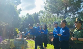 Tuổi trẻ Quảng Bình dâng hương, viếng mộ Đại tướng Võ Nguyên Giáp 