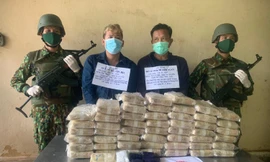 Hai đối tượng người Lào cùng tang vật bị lực lượng Biên phòng tỉnh Quảng Bình bắt giữ.