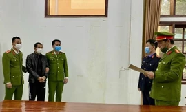 Cơ quan CA đọc lệnh khởi tố bắt tạm giam Lê Văn Ninh vì tội làm nhục người khác.