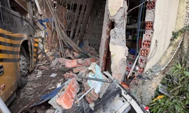 Xe khách lao vào nhà dân ở Quảng Bình trong đêm