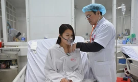 Sử dụng than củi để sưởi ấm, một nữ sinh lớp 9 tử vong