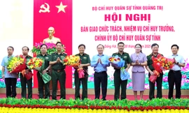 Bàn giao chức trách, nhiệm vụ Chỉ huy trưởng và Chính ủy Bộ Chỉ huy quân sự tỉnh Quảng Trị