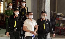 Trùm ‘cát tặc’ đánh công an rơi xuống sông ra đầu thú