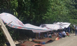 Ông Trần Công Thuật - Chủ tịch UBND tỉnh Quảng Bình (áo xanh bên phải) đang chỉ đạo tại hiện trường.