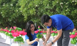 Những bông hoa Sen được các đoàn viên thanh niên thay thế tại nghĩa trang liệt sĩ Ba Dốc (Bố Trạch - Quảng Bình) được thay mới.