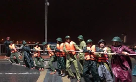 Lực lượng Biên phòng cùng gai đình kéo tàu vào vị trí an toàn