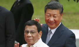 Tổng thống Philippines Rodrigo Duterte (trái) và Chủ tịch Trung Quốc Tập Cận Bình.(Ảnh: SCMP)