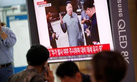 Người Hàn Quốc xem tin tức về vụ Triều Tiên phóng thử tên lửa từ tàu ngầm ngày 2/10. (Ảnh: Reuters)