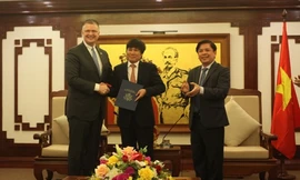 Đại sứ Daniel J. Kritenbrink, Bộ trưởng Giao thông Vận tải Nguyễn Văn Thể và các đại biểu tại buổi gặp gỡ. (Ảnh: ĐSQ Mỹ)