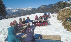 Tuyết rơi không ngừng, học sinh vẫn ngồi học giữa trời 